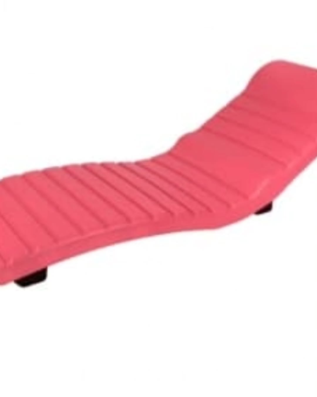 تخت کنار استخر سارو