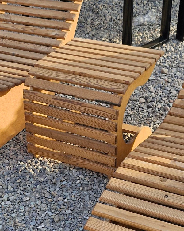 میز بین تخت استخری